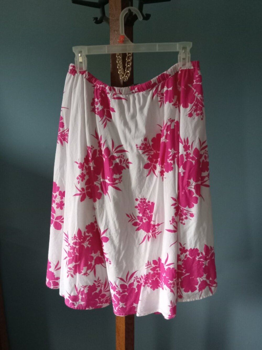 Ladies pink and white George skirt size 8 with elastic waist & bracelet as shown - Picture 2 of 4